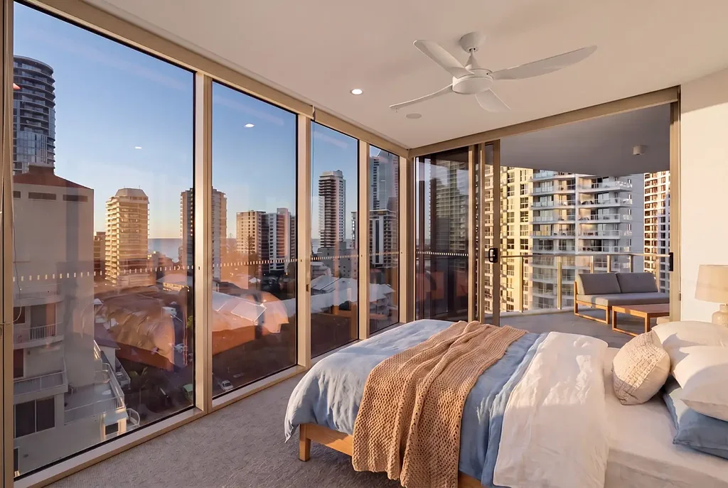 Main Beach 2房  Exceptional Two Bedroom + Media Residence with Stunning Ocean Views