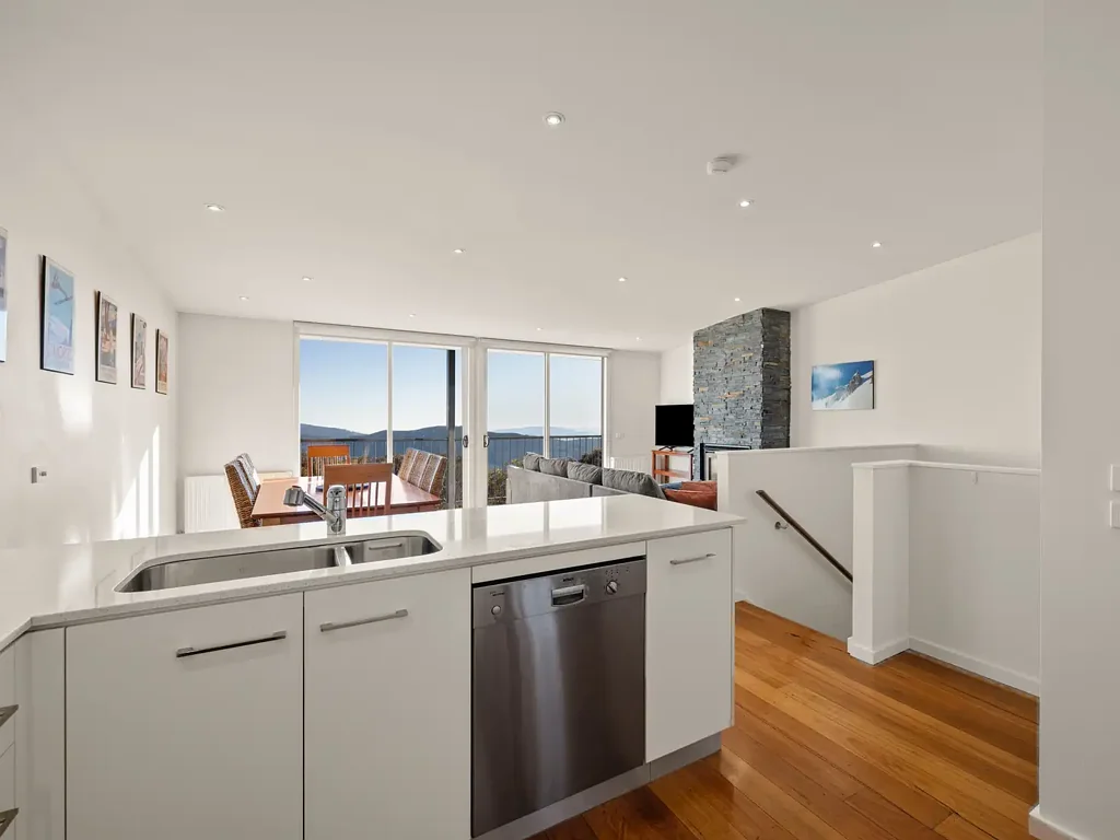Mount Buller 3房  Luxurious Space, Prime Village Location & Garage Parking