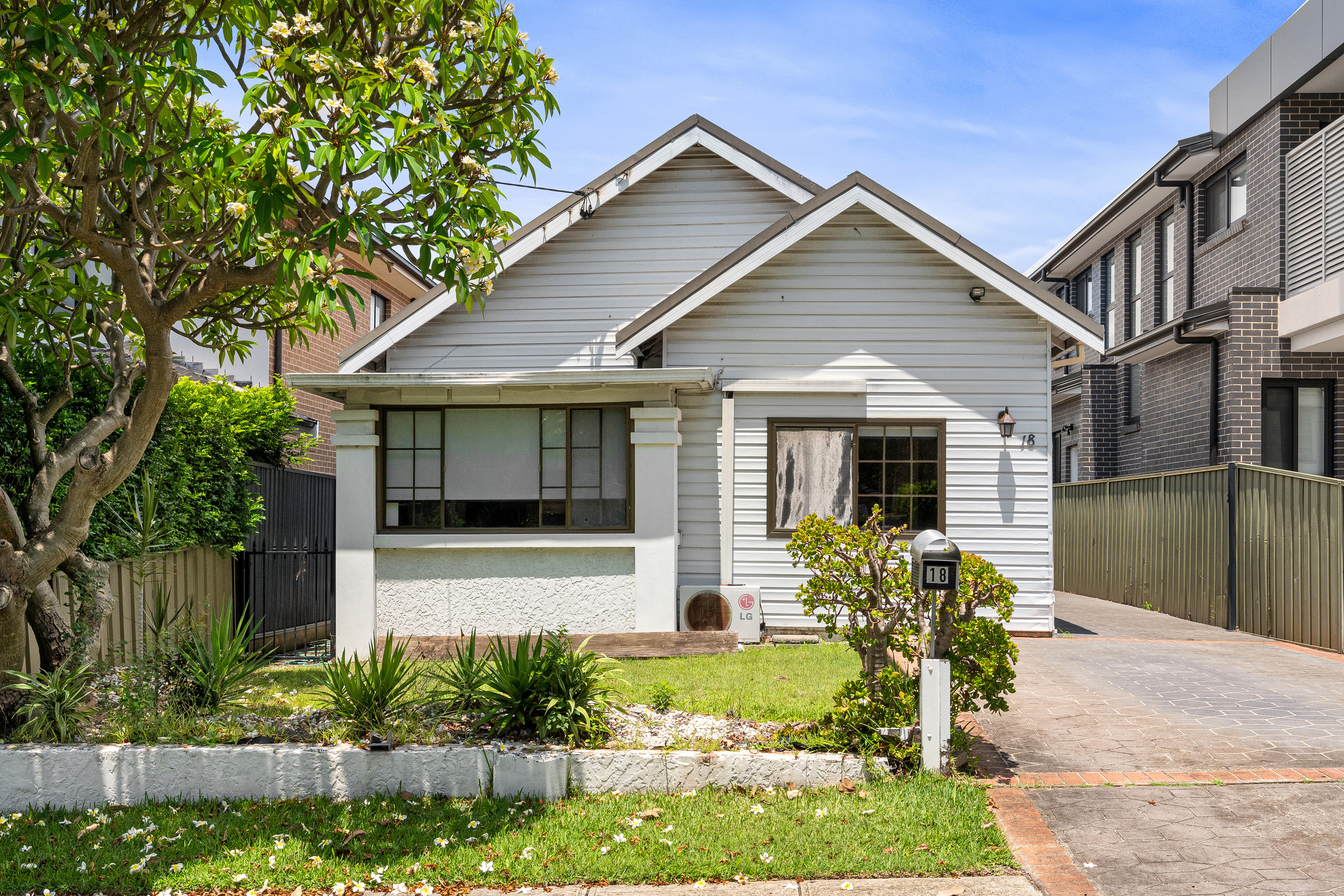 18 TAVISTOCK RD, SOUTH HURSTVILLE NSW 2221, 0 Kuwarto, 0 Banyo, House