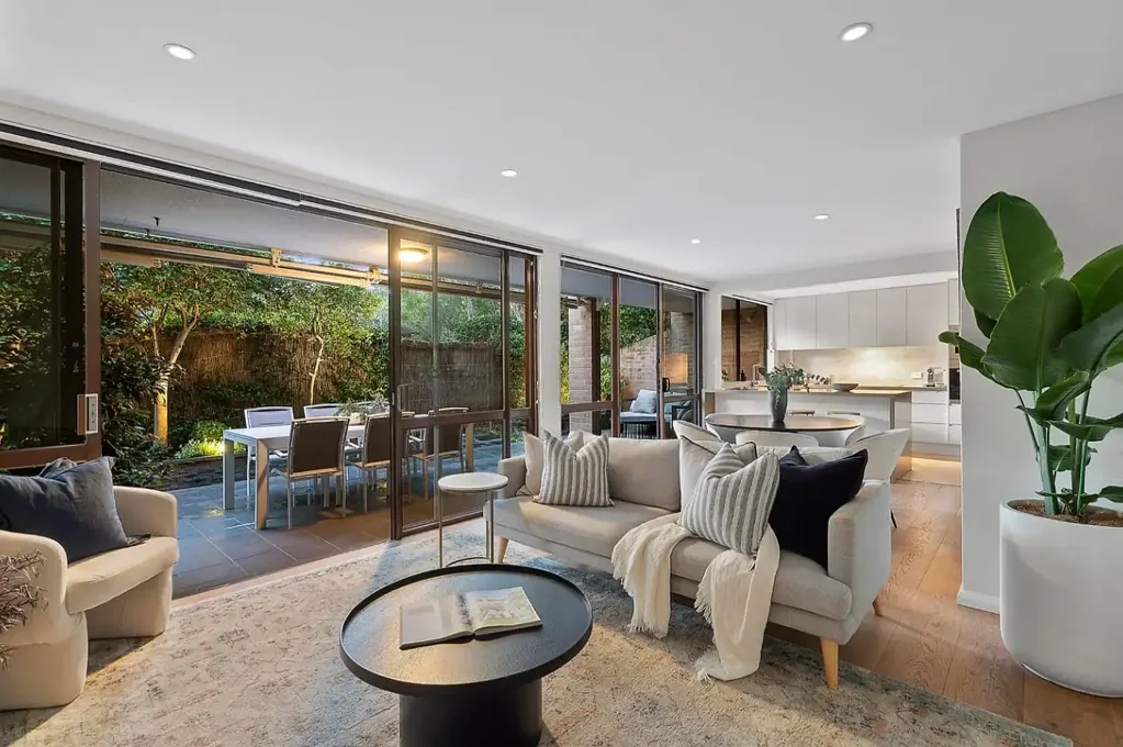 Spacious Ground-Floor Three-Bedroom Apartment with Private Courtyard in Parkland Setting