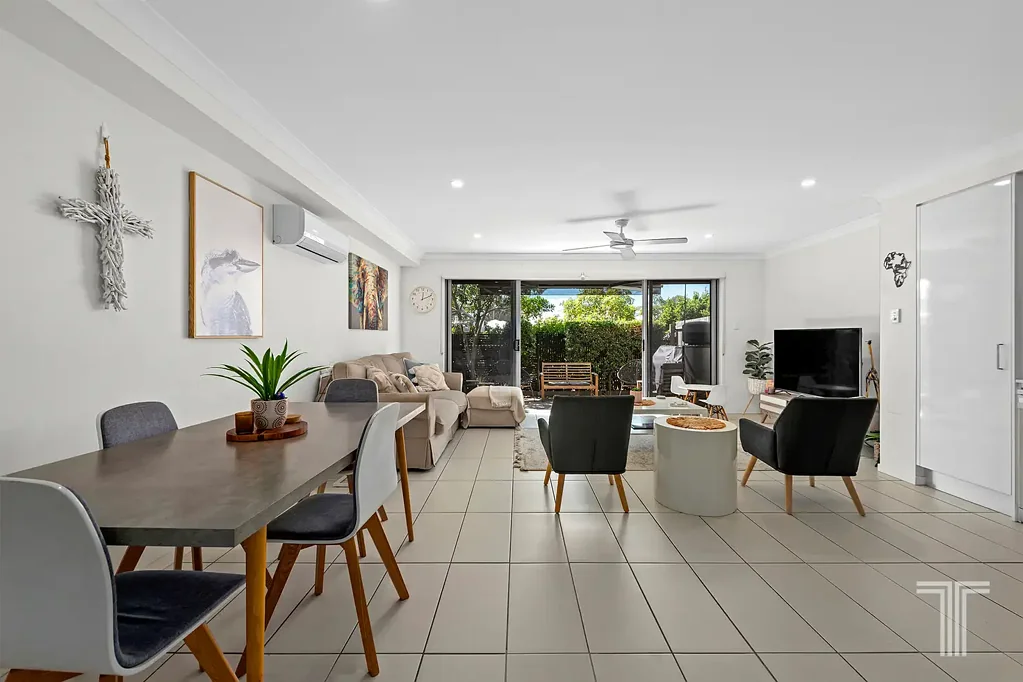 Pimpama 3房  Modern Parkside Retreat with Triple Parking at Fairway Terraces