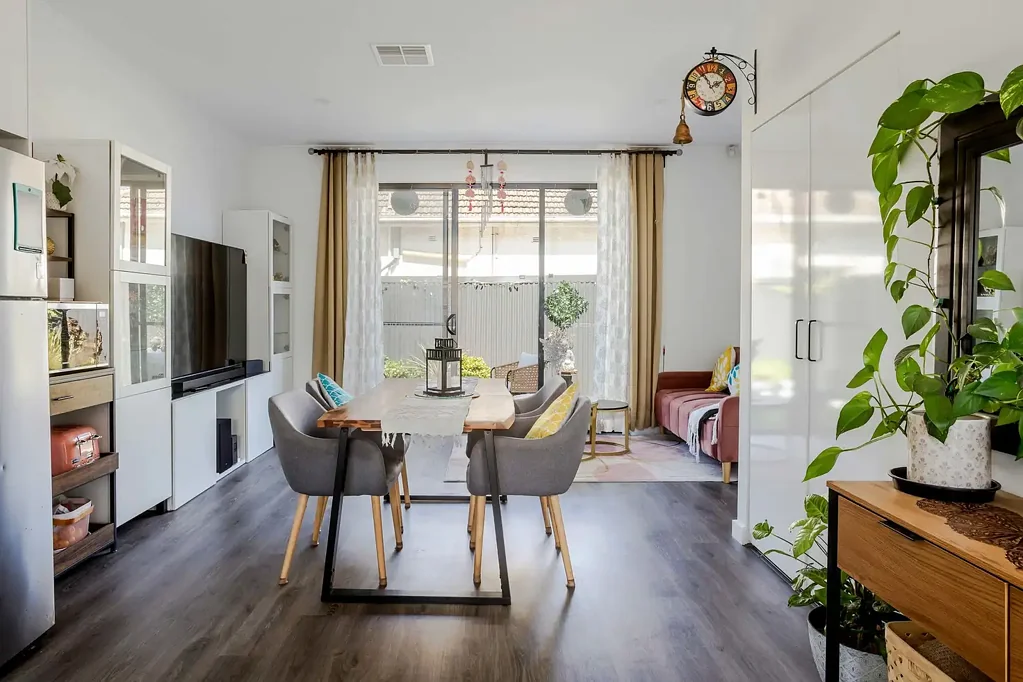Richmond 2Phòng ngủ Contemporary Townhouse Living in a Prized School Zone