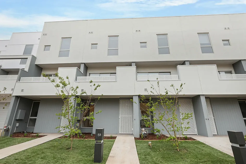 South Morang 3房 现代精致设计 阳光充沛空间 开放式厨房&豪华主卧 二楼宽敞阳台 便利生活配套 优质居住体验。 Luxury, Lifestyle & Location – A Dream Townhome Awaits!