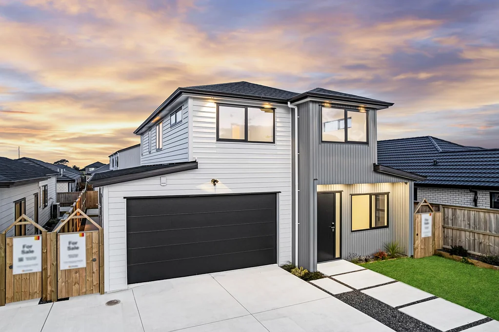 Clarks Beach 4房  Modern Double-Storey Home