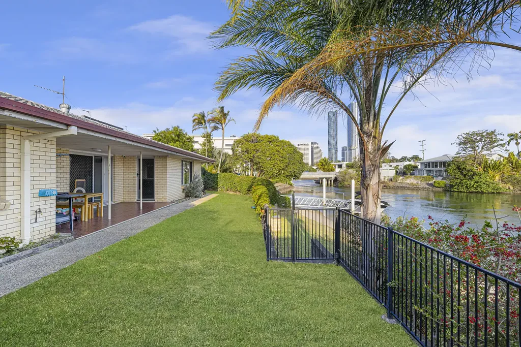 Broadbeach Waters 4ਬੈੱਡਰੂਮ Substantial 723m2 Property with Over 21m Waterfrontage