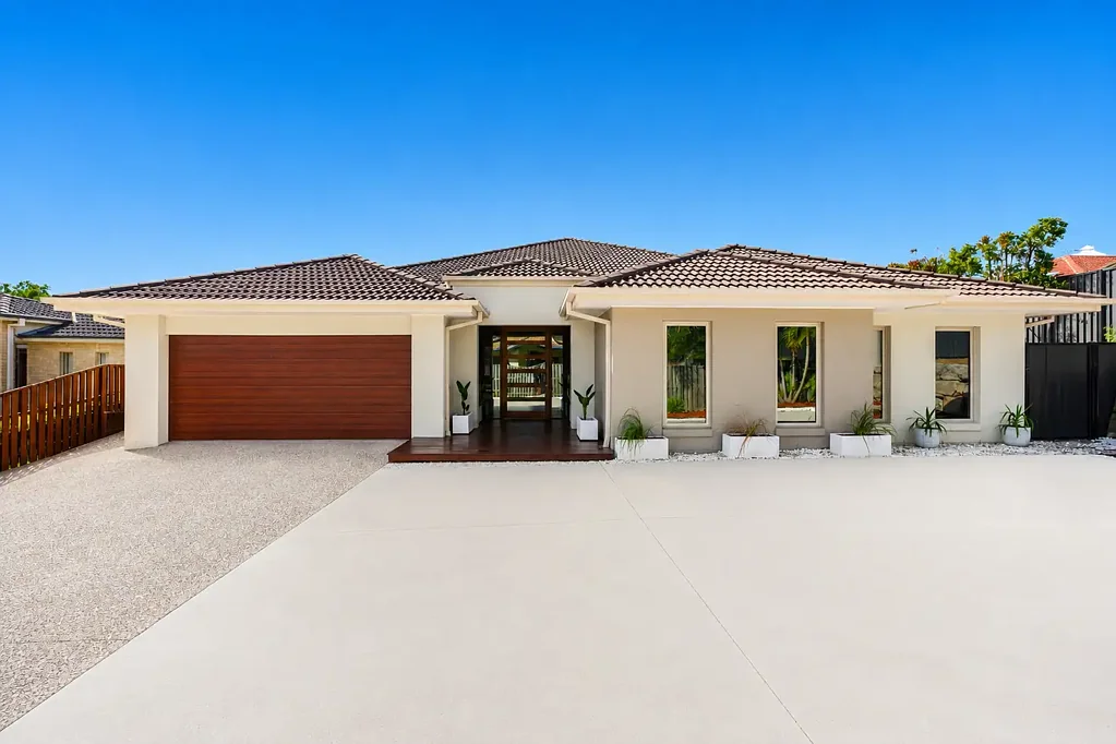 North Lakes 4બેડરૂમ A Rare Find – 350m² Under Roof, Pool & Plenty of Parking on 965m²
