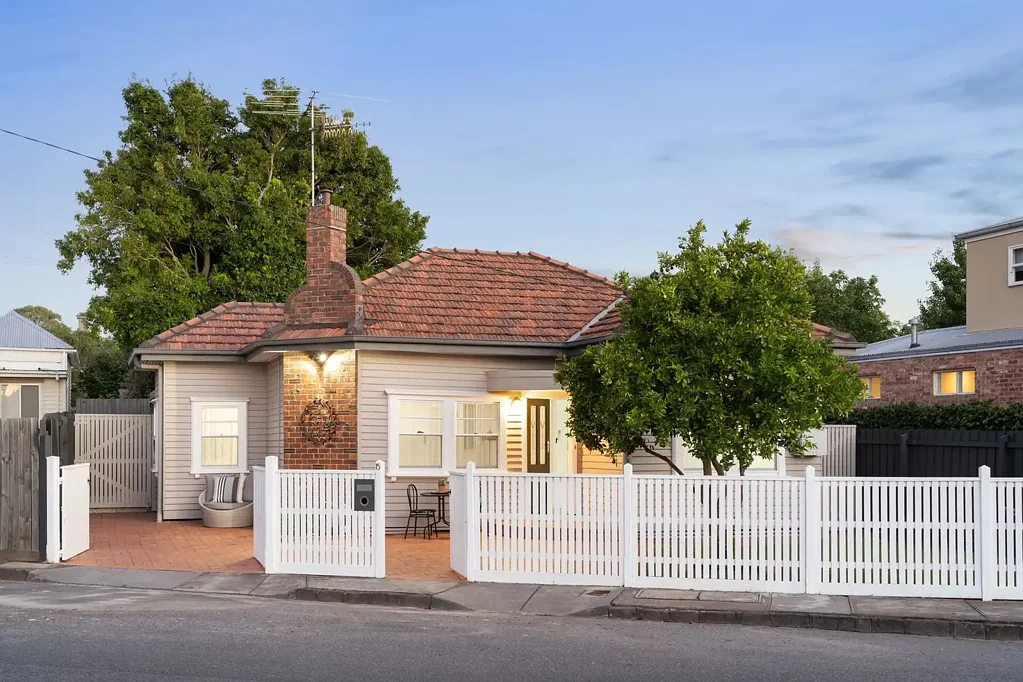 Hawthorn 2房 简介：全面翻新的两卧室住宅 - 准备就绪，拎包入住！ The Brief: Fully Renovated 2BR Home - Ready, Set, Move In!