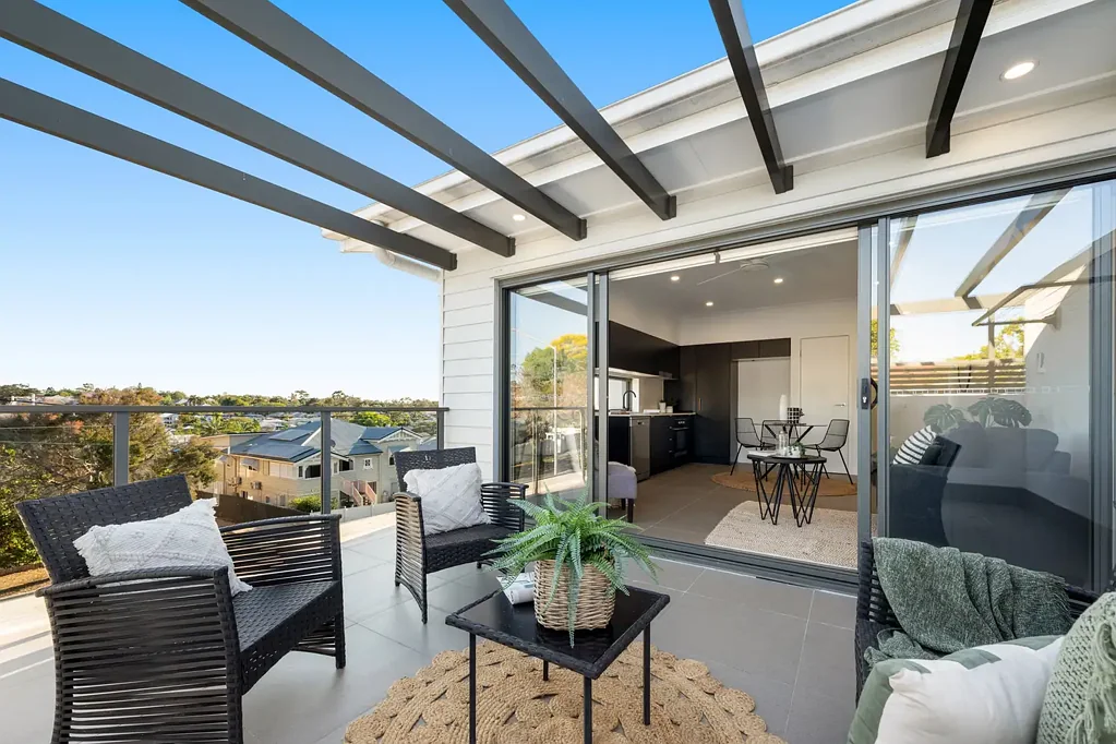 Annerley 1બેડરૂમ Stylish. Secluded. Superbly connected.– Top-floor corner pad, steps from Fairfield gardens & CBD trains