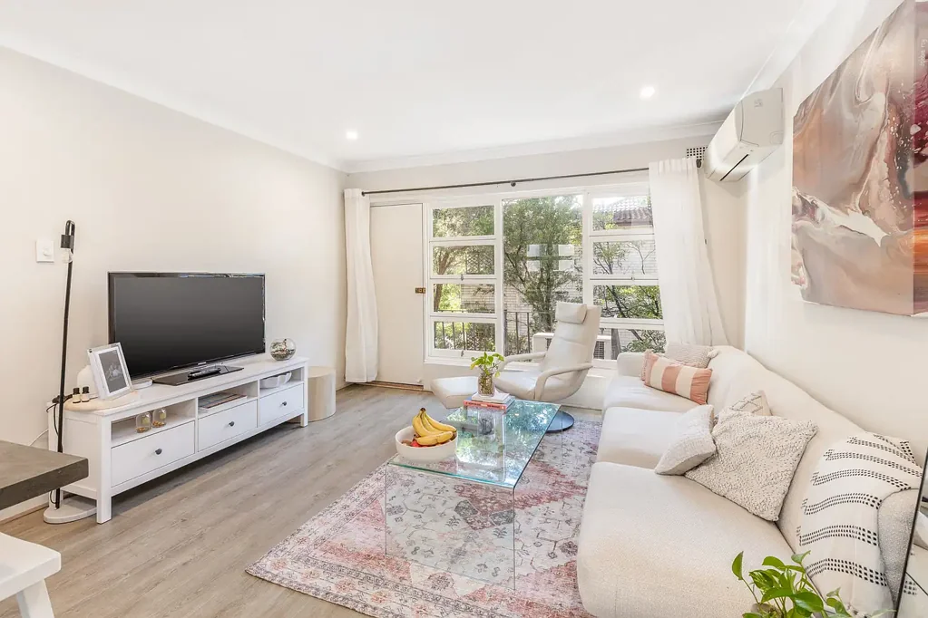 Spacious Top-Floor Apartment in Prime Caringbah Location