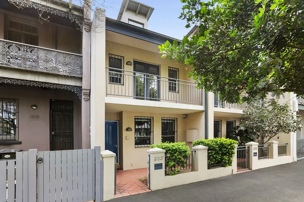 Spacious Tri-Level Home in Prime City-Fringe Location..