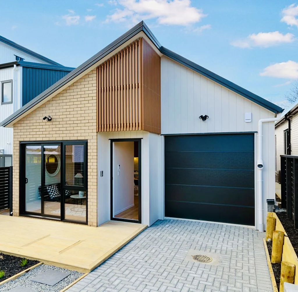 Massey 3 Slaapkamer Modern New Build in Massey Awaits