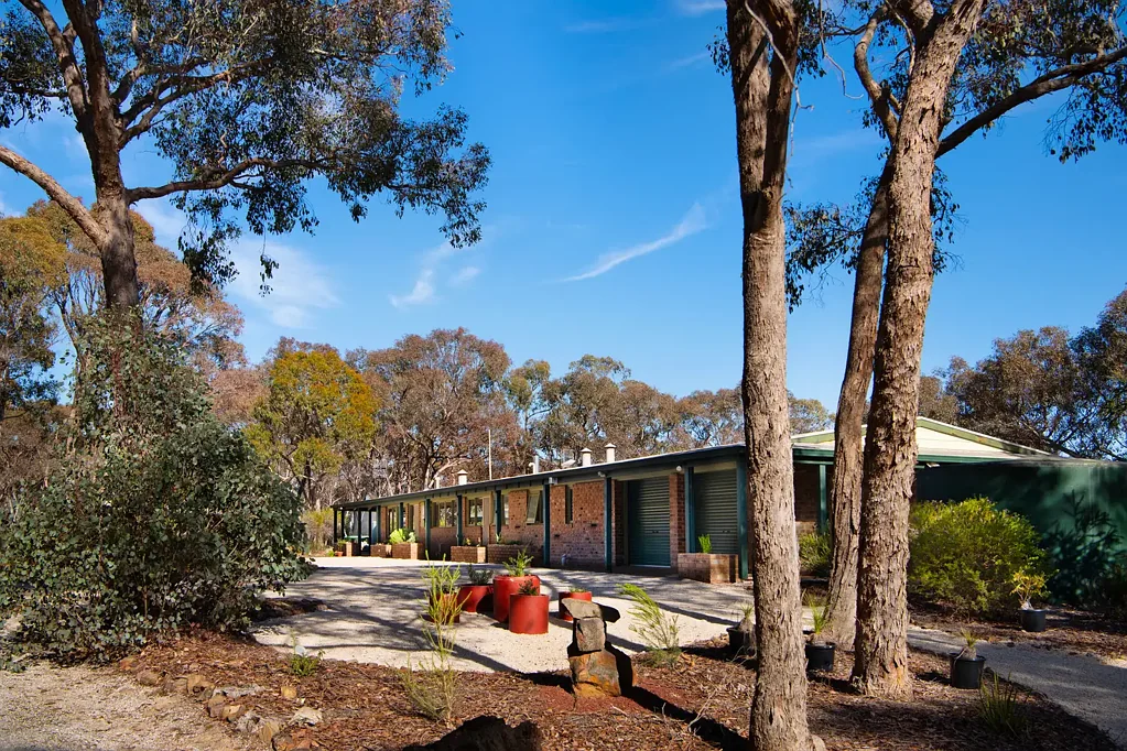 Barkers Creek 4房  Light-Filled Brick Home with Studio on 5 Acres of Tranquil Bushland.
