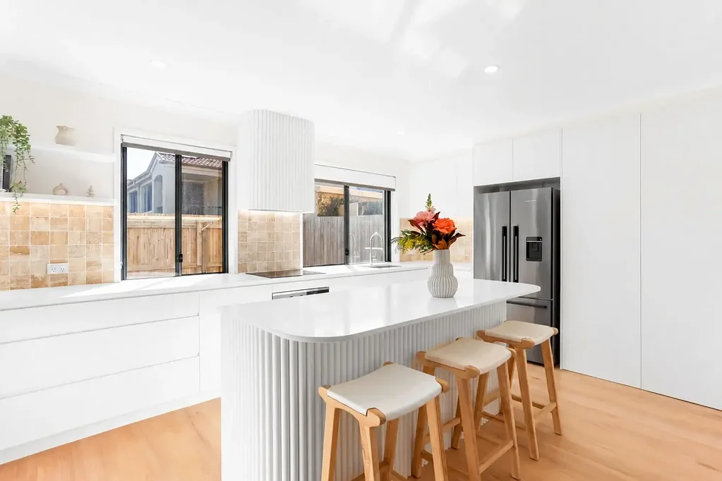 Pacific Pines 3कमरा FRESHLY RENOVATED, BEAUTIFULLY PRESENTED & READY TO WELCOME ITS NEW OWNERS