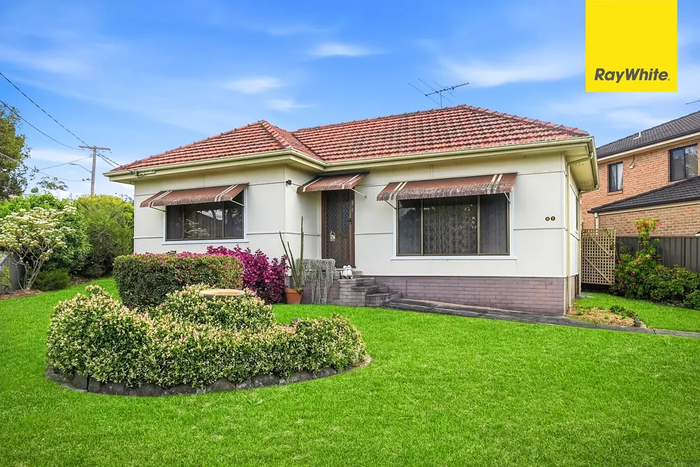 South Wentworthville 2房 宽敞卧室自然光 开放式起居用餐 功能厨房储物足 阳光后院娱乐区 转角地块近学校 Elevated Corner Position with North-Facing Backyard