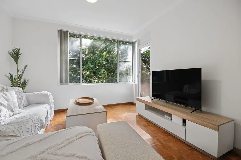 2 Bedroom Apartment with Undercover Parking in Newport