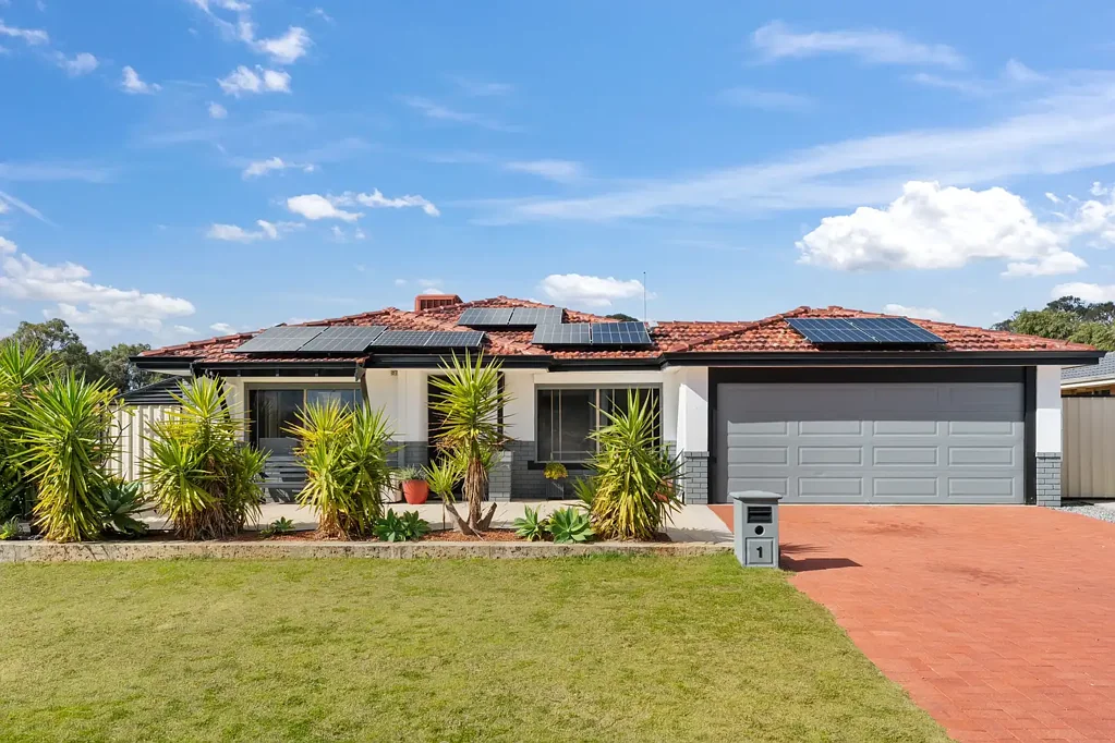 Cooloongup 3બેડરૂમ BEAUTIFULLY PRESENTED HOME WITH SIDE ACCESS & WORKSHOP