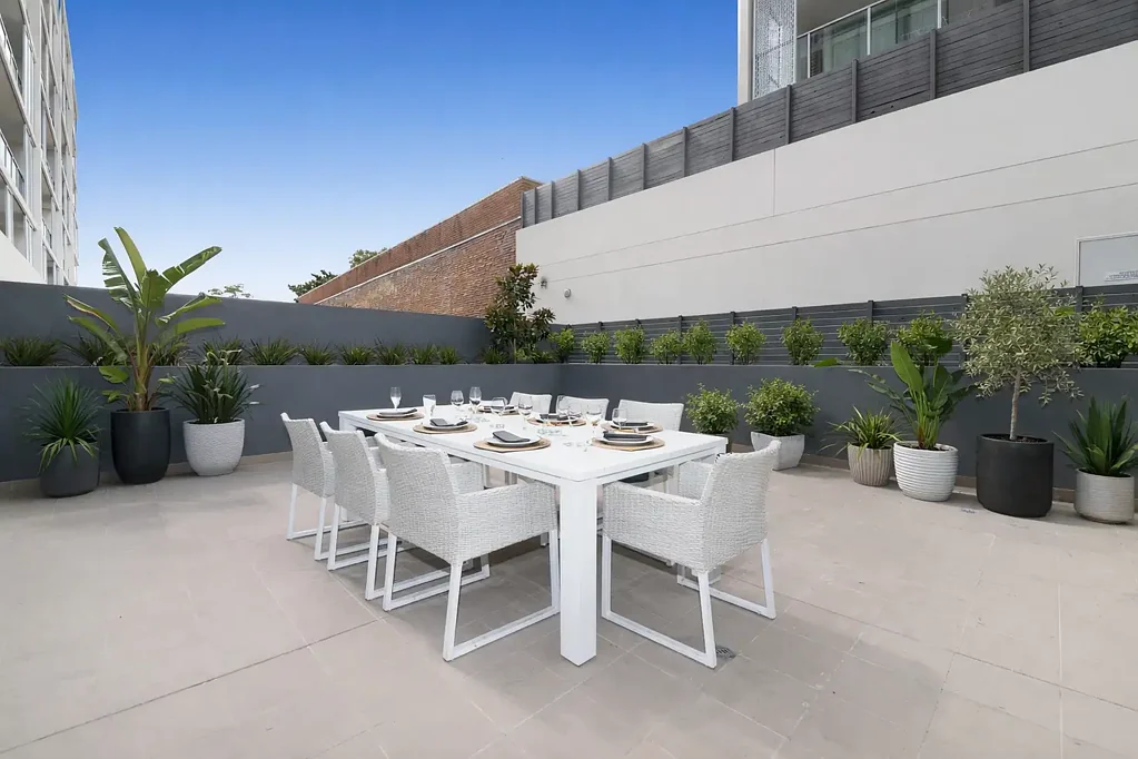 Hillsdale 1Zimmer Exceptional Open Plan One-Bedroom Unit with Study Featuring a Spacious Paved Courtyard