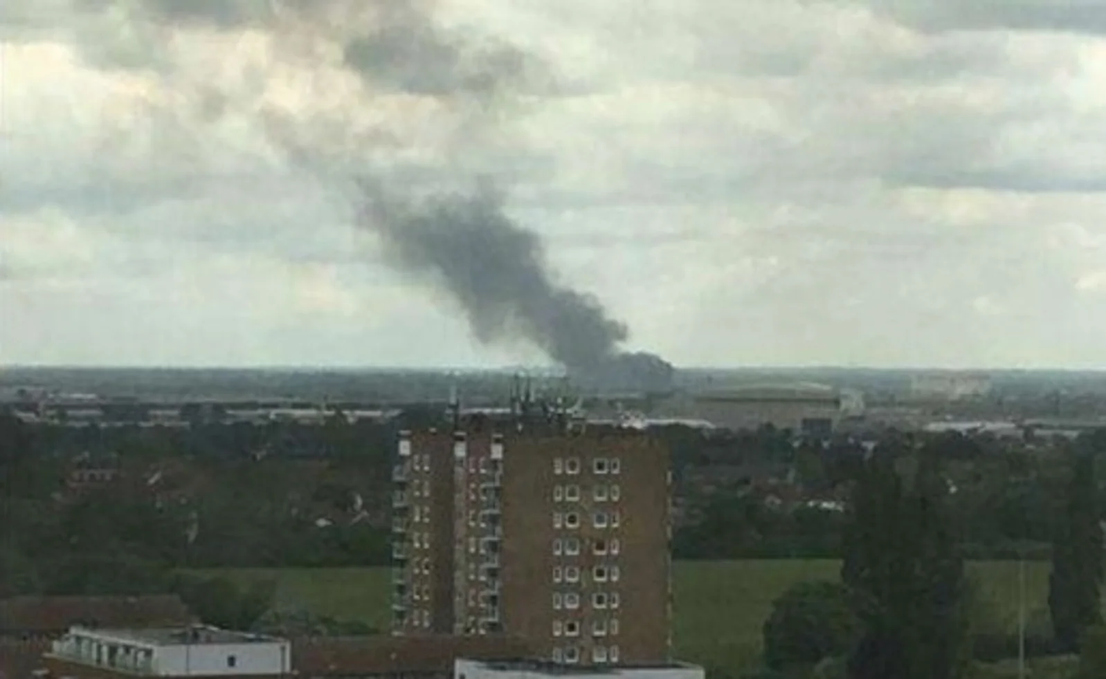 英国希思罗机场附近突发大火 现场传来爆炸声
