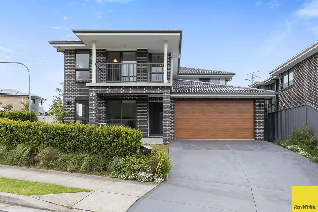 Stream Hill 5房  Modern Living with Room for the Whole Family