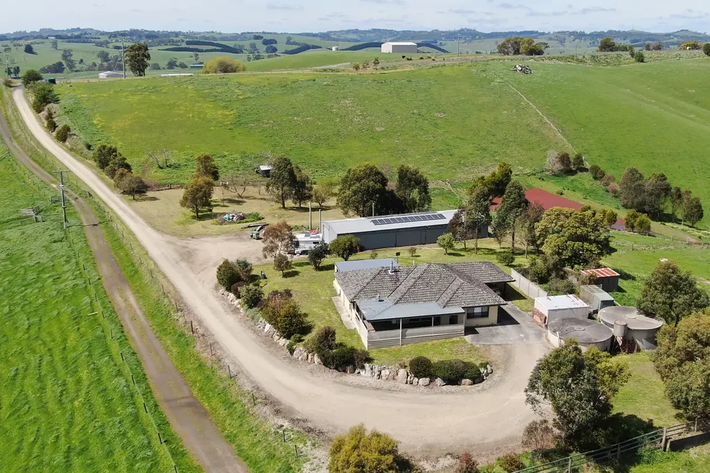 Loch Country Lifestyle with Space, Views and Convenience – 8.6 Acres
