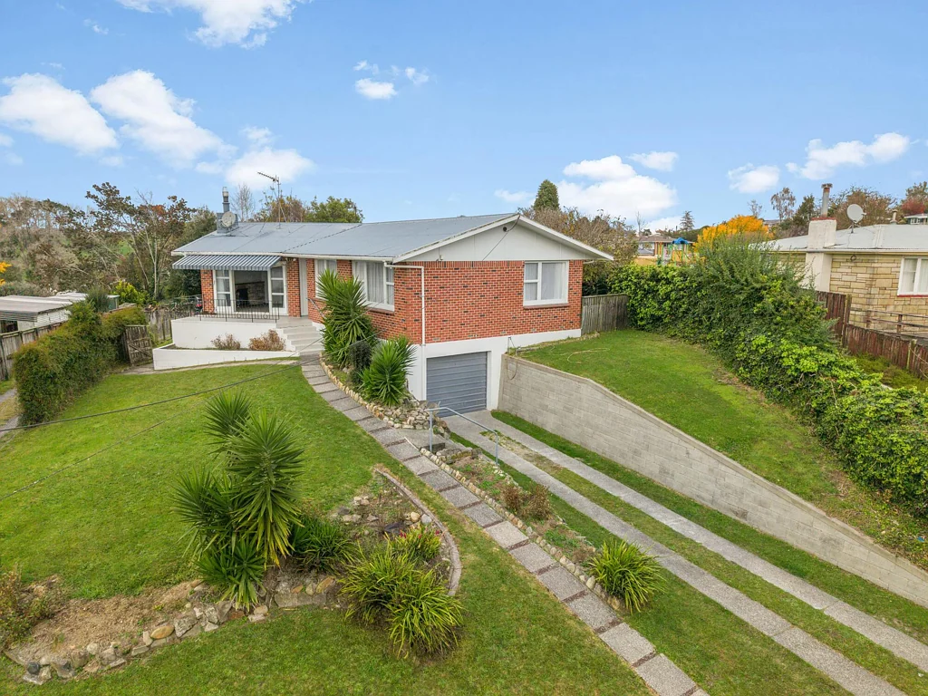 Putaruru 3 Bedroom Elevated family living with stunning rural outlook