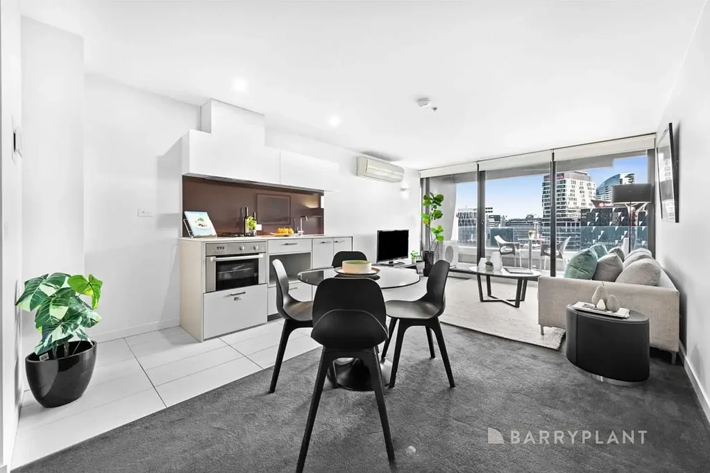 Melbourne 1कमरा Elevated CBD Living with terrace available now! (Inc 8.5% return approx!)
