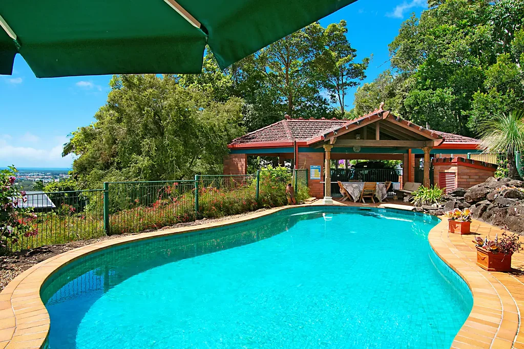 Charming Family Haven with Pool & Tennis Court - Pet Friendly
