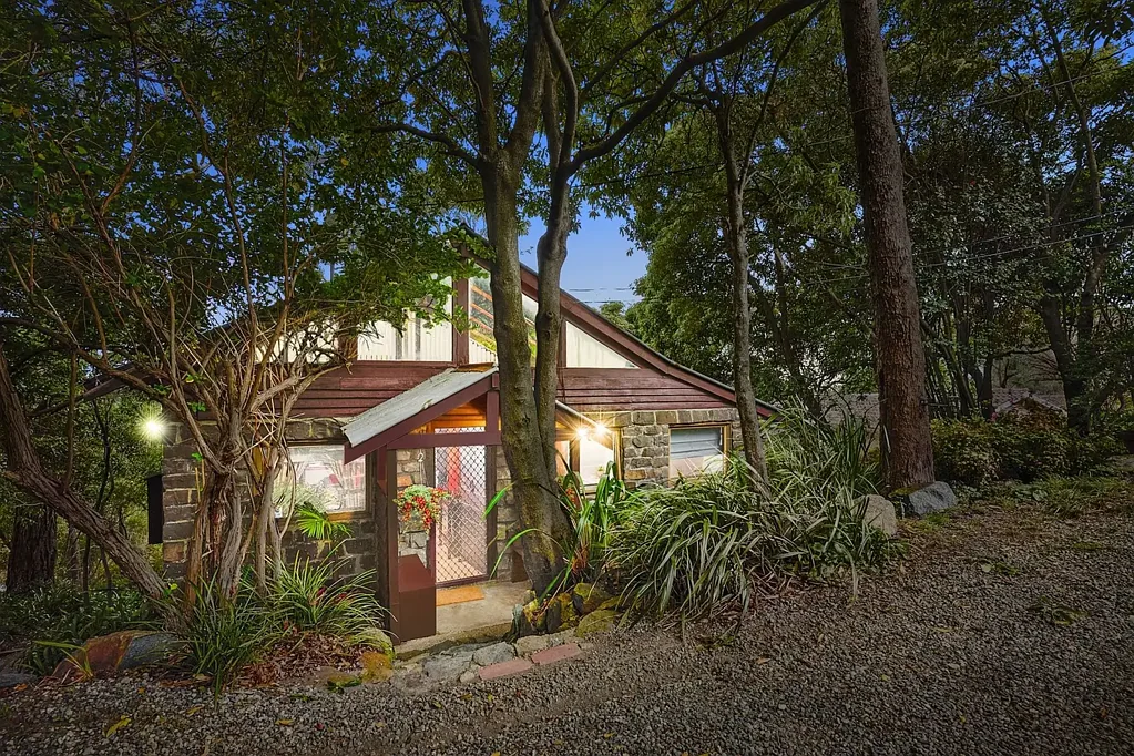 Ferntree Gully 3房 丹德农山景 1346平米阔地 三层个性设计 壮丽港口景观 舒适空间 艺术魅力 自然融合 A Unique Hills Abode