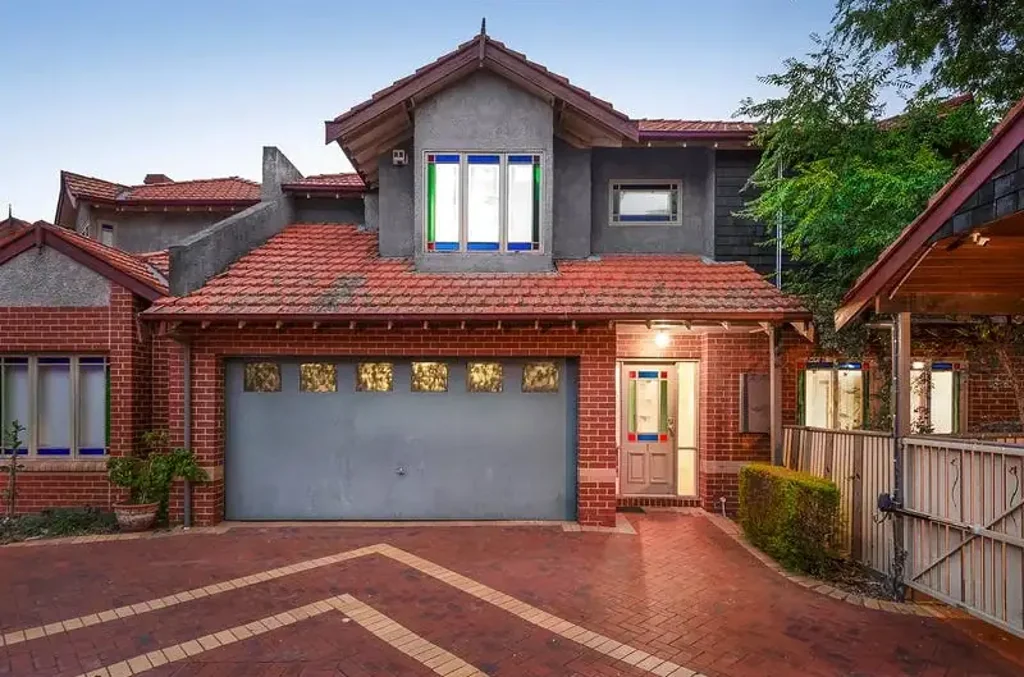 ELEGANT RESIDENCE IN SUPERB LOCATION