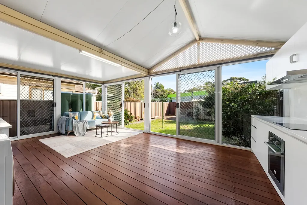 Padstow 4房 展示、空间和位置俱佳！ Over sized bedrooms, Dual Street Access, Expansive Sunroom!