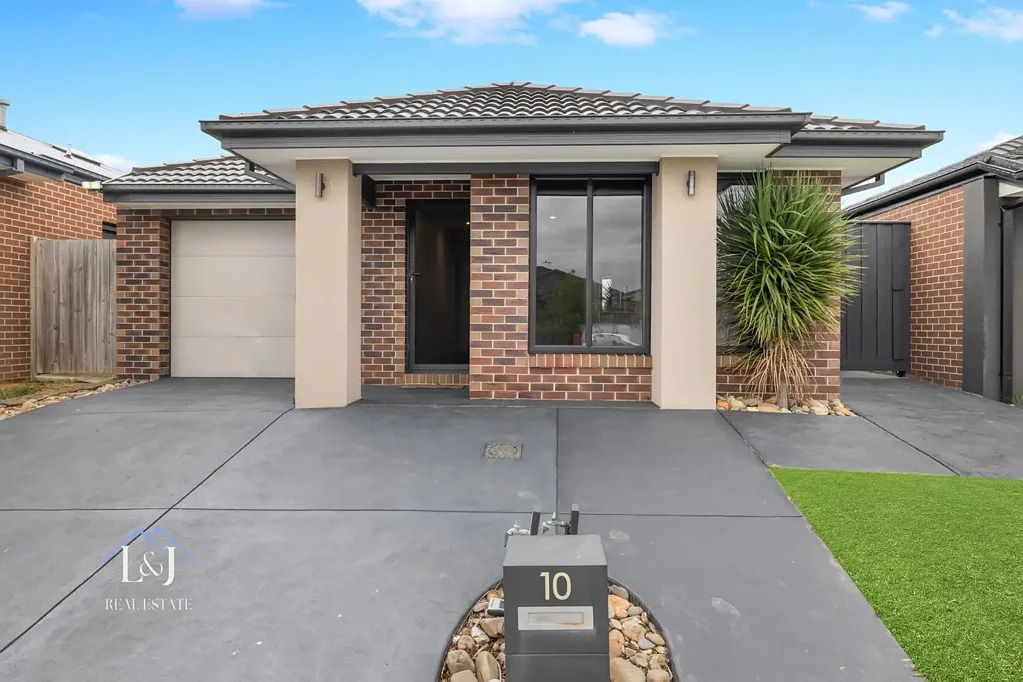 10 LANDRACE WAY, Clyde North, VIC 3978