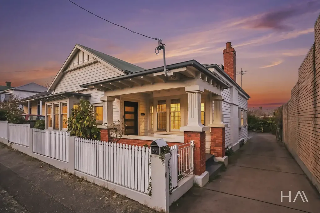 West Launceston 3कमरा Updated Character Living with Side Access, Double Car Garage & Conveniences