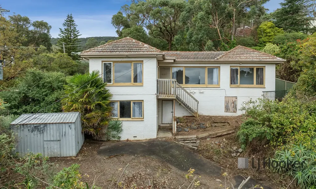 Ferntree Gully 3房 宽敞地块1432sqm 壮丽西向景观 后部便捷通道 未来扩建潜力 多功能独立房间 优越山麓位置 Prestige Position, Sweeping Views, Endless Possibilities