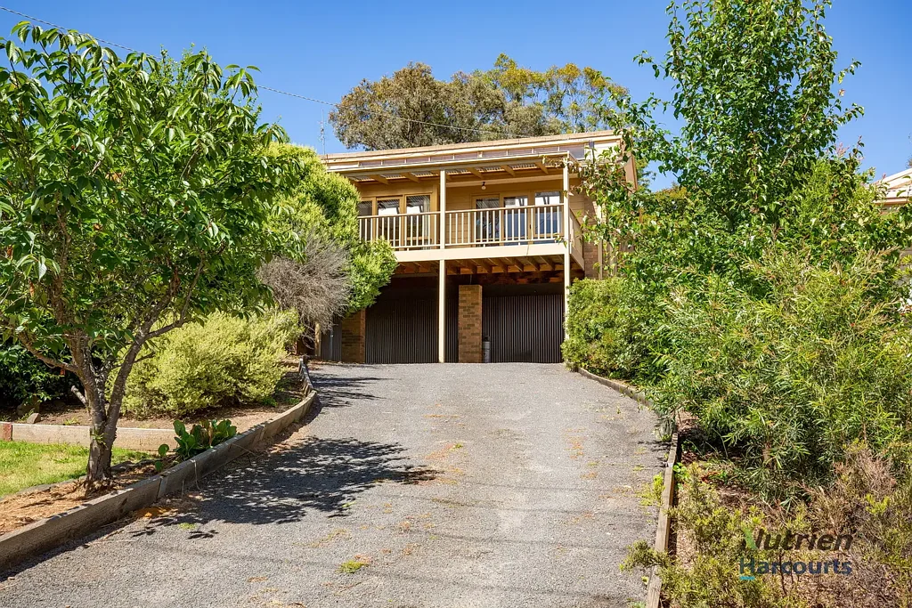 Quaint 3 Bedroom Home with Stunning Views!