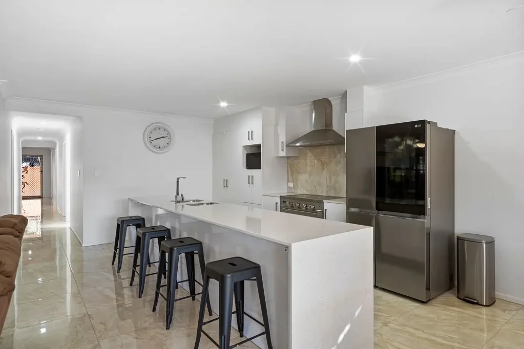 Loganholme 4房 2021年新筑 596m²阔地 四卧精装 现代厨岛 双车位 双露台 安全纱窗 Modern Family Living in the Heart of Loganholme!