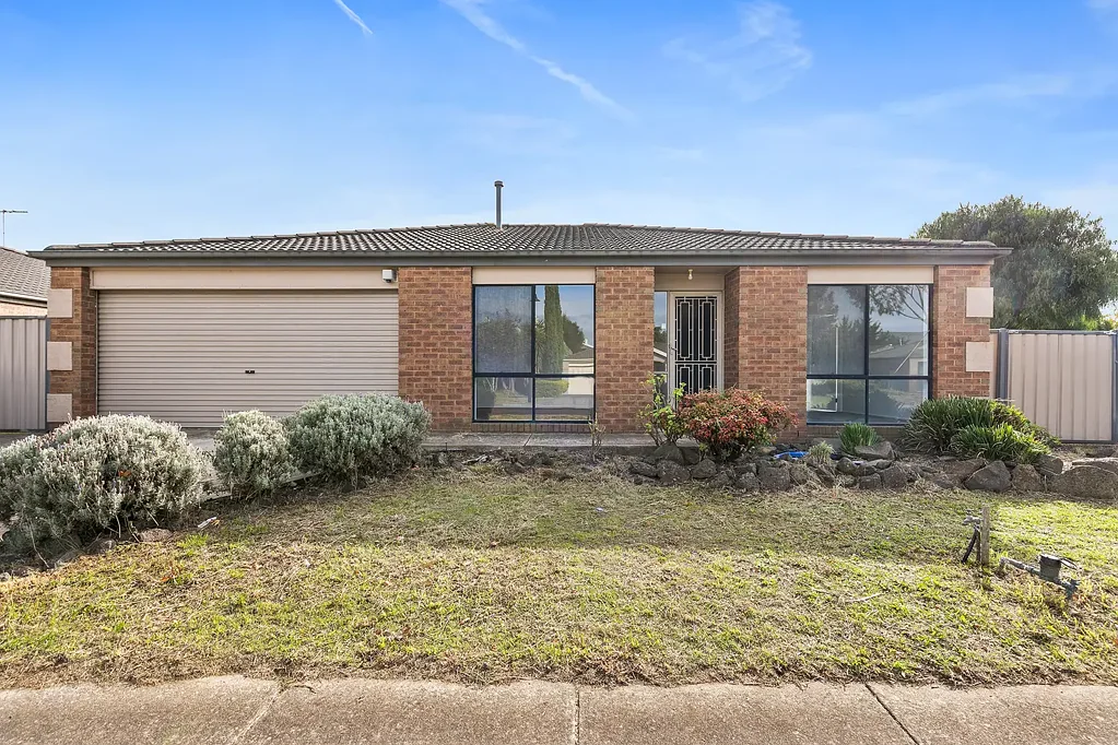 Effortless Living Awaits in the Prestigious Willowgreen Esta