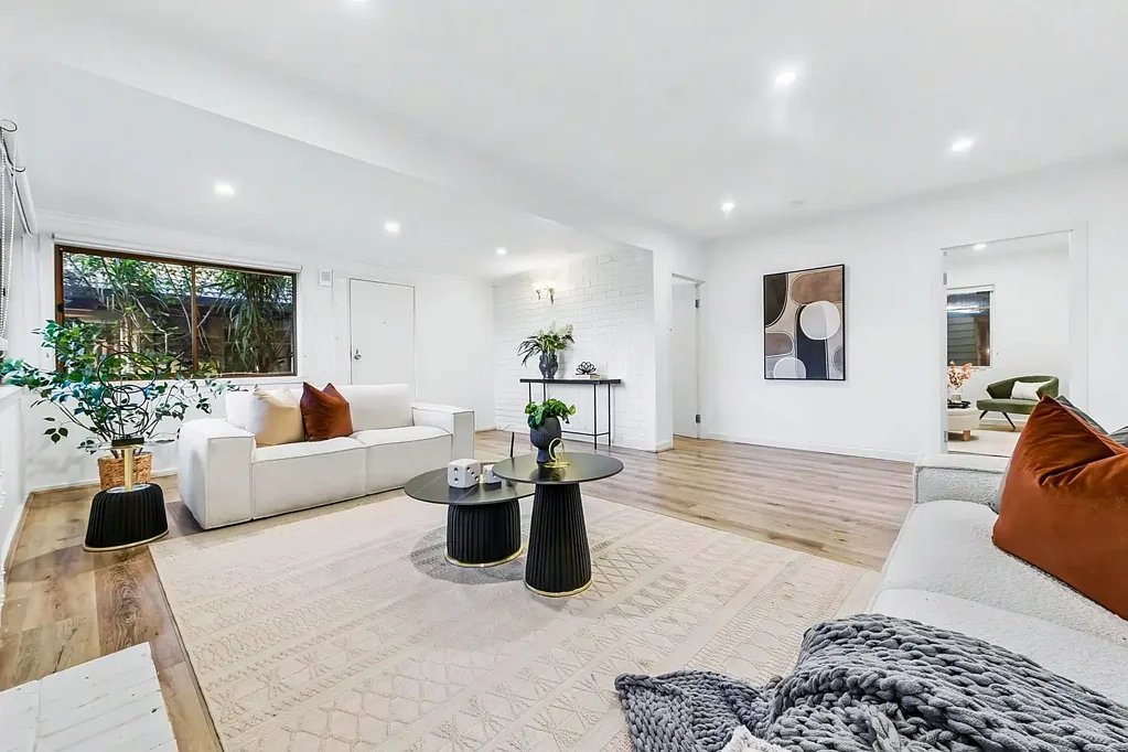 Dandenong North 4房 宽敞三卧 557平米地块 灵活后部小屋 超大生活区 燃气厨房 户外娱乐区 独立工坊 近交通学校 The Brief: Freshly Updated Family Home with Flexible Rear Spaces & Income Potential