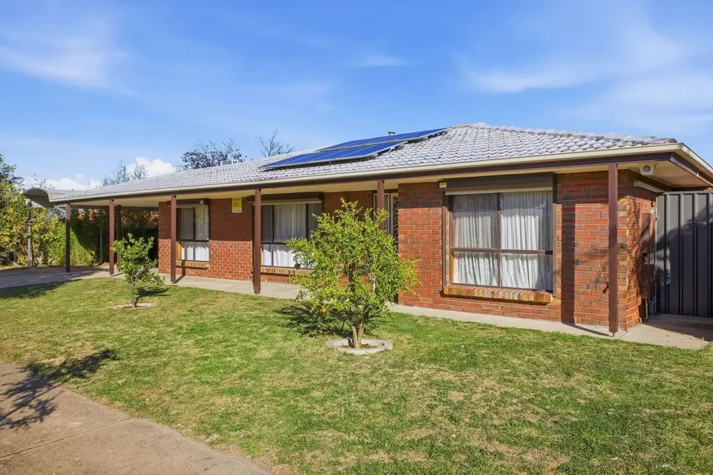 Modbury North 5房  Hi, I'm a Prime Corner Allotment Near O-Bahn & TTP – Move In, Invest or Subdivide (STCC)