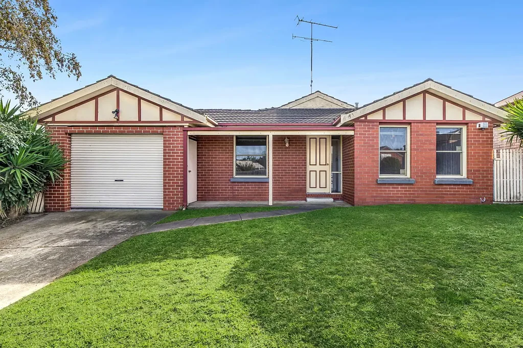 Contemporary Family Living in a Quiet Court Setting