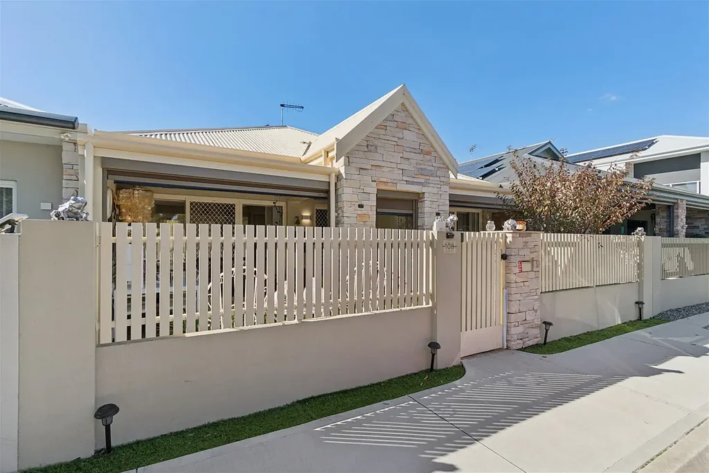 Gnangara 2 Slaapkamer DOWNSIZE IN STYLE - OVERLOOKING THE GOLF COURSE - JUST MOVE IN