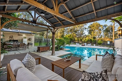 Flagstone 4房  The Ultimate Lifestyle Property with Easy Shed Access, Room to Move and Pool to Cool off.