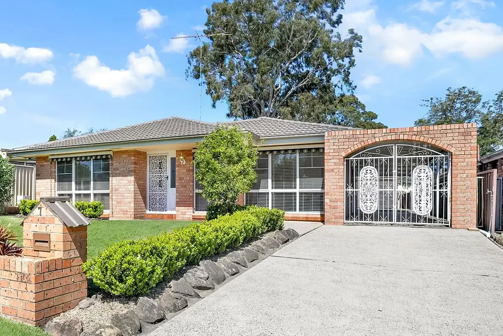SPACIOUS & IMMACULATE 4 BEDROOMS HOME!! - Do not miss out.