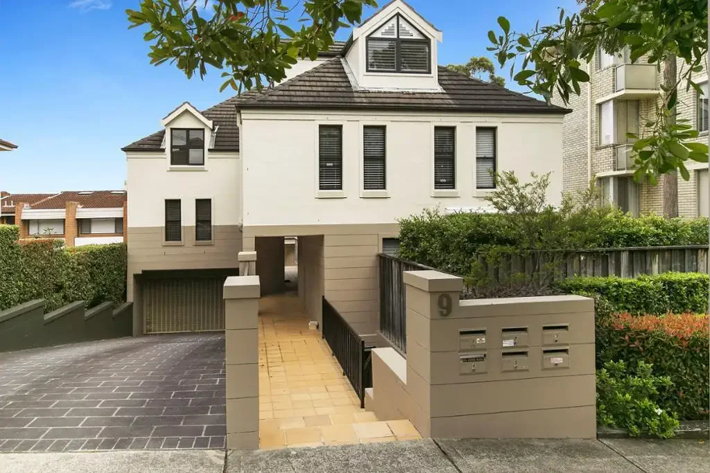Amazing Split-Level 3-Bedroom Townhouse with Air Conditioning, Courtyard & Double Parking