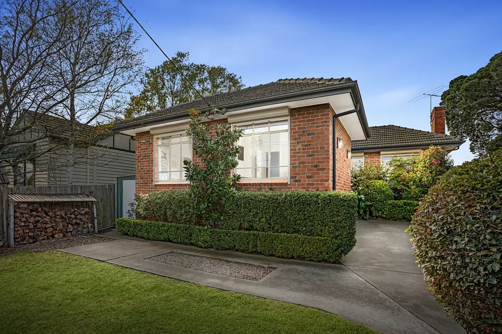 Chadstone 4Moenga Sun Soaked & Spacious Clinker Brick Stunner