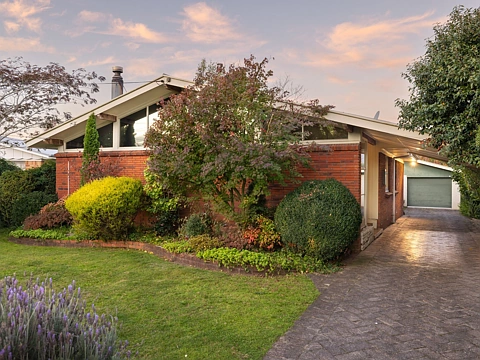Cambridge 3房  Spacious brick classic with endless potential