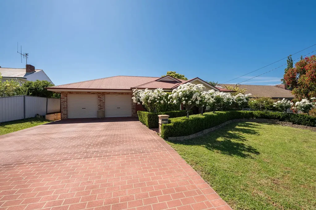 Forbes 4chambre Ray White Forbes - 02 6851 1411
