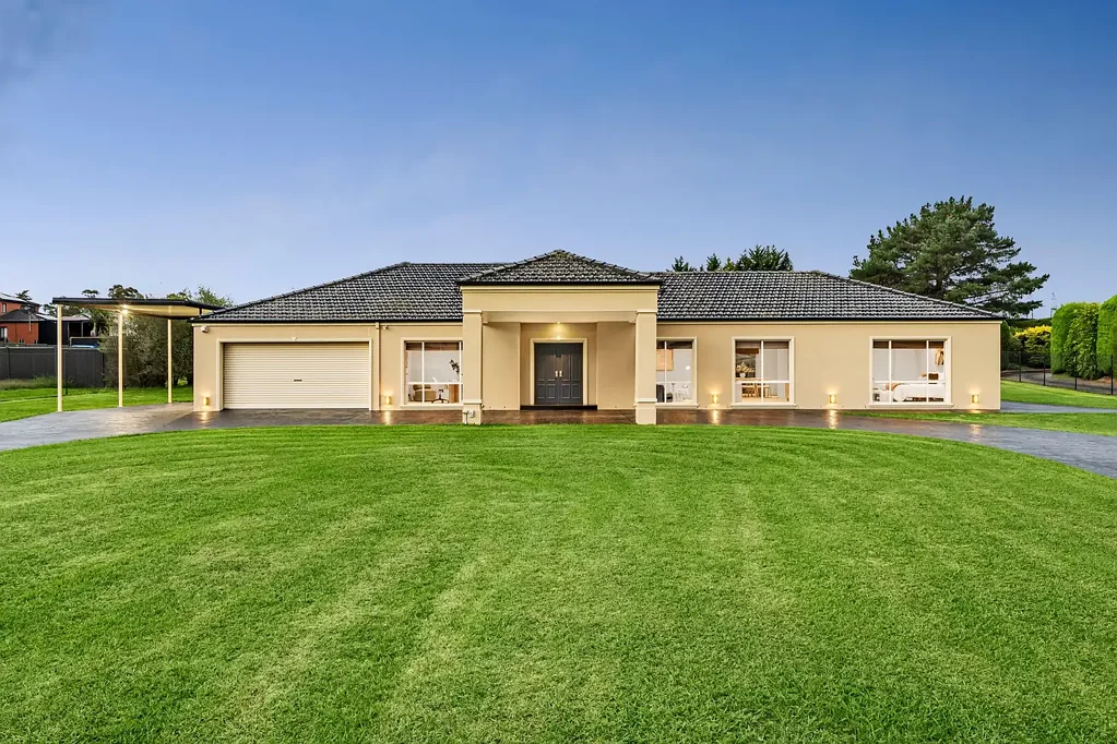 Narre Warren North 4 Slaapkamer 4,037sqm of Established Narre Warren North Living