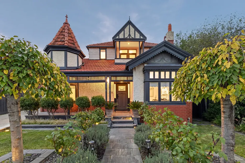 Camberwell 5બેડરૂમ A Federation jewel and impressive indoor/outdoor entertainer