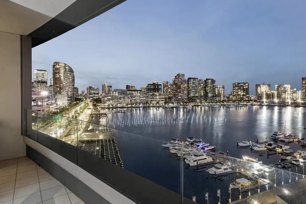 Docklands 2침실 GENEROUS PROPORTIONS, UPDATED APPEAL, AND MEMORABLE VIEWS!