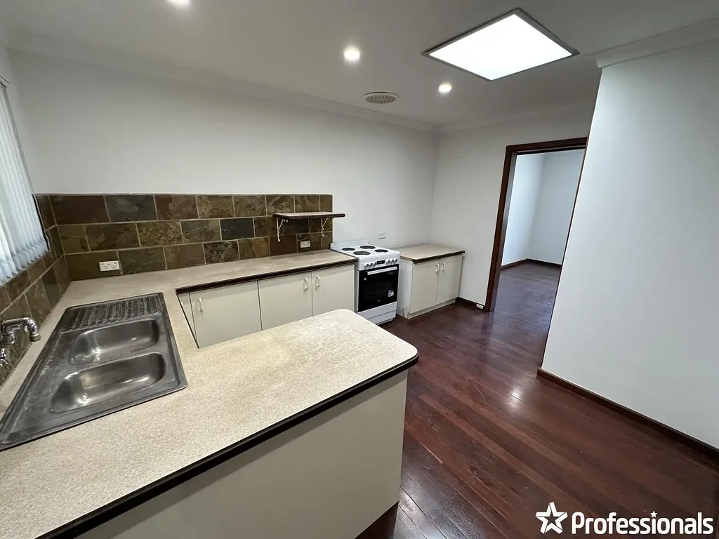 CRESTWOOD ESTATE GEM! LARGE 4 x 2 FAMILY HOME
